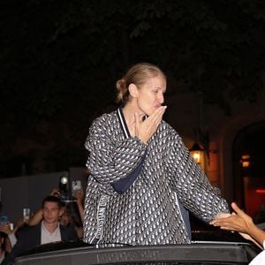 Paris, FRANCE - Céline Dion en tenue Dior crée un mouvement de foule en sortant par le toit de sa voiture de son hôtel à Paris, suivie par ses fans.



Sur la photo : Celine Dion