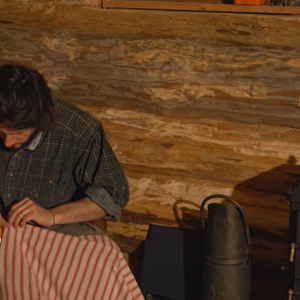 Il dit que ces compétences l’aident encore aujourd’hui dans sa création artistique.

Vianney en pleine construction de sa cabane en bois sur YouTube.