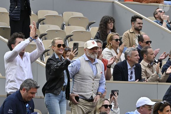 Laeticia Hallyday avec son compagnon Frédéric Suant et Philippe Etchebest dans les tribunes lors des Internationaux de France de Tennis de Roland Garros 2025, à Paris, France, le 26 mai 2025. © Chryslene Caillaud/PsnewZ/Bestimage