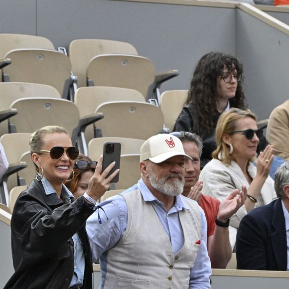 Laeticia Hallyday avec son compagnon Frédéric Suant et Philippe Etchebest dans les tribunes lors des Internationaux de France de Tennis de Roland Garros 2025, à Paris, France, le 26 mai 2025. © Chryslene Caillaud/PsnewZ/Bestimage