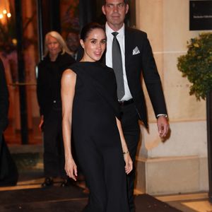 Meghan Markle (duchesse de Sussex), la duchesse de Sussex, a été aperçue quittant l'Hôtel Plaza Athénée à Paris, superbe dans une élégante robe noire alors qu'elle se dirigeait vers l'after-party Balenciaga pendant la Fashion Week de Paris. © Backgrid USA / Bestimage