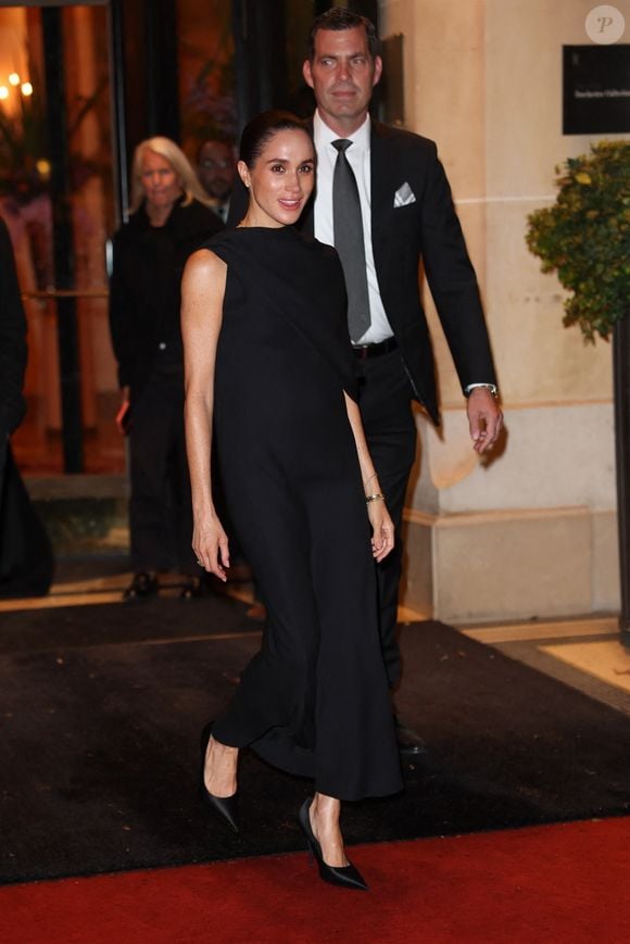 Meghan Markle (duchesse de Sussex), la duchesse de Sussex, a été aperçue quittant l'Hôtel Plaza Athénée à Paris, superbe dans une élégante robe noire alors qu'elle se dirigeait vers l'after-party Balenciaga pendant la Fashion Week de Paris. © Backgrid USA / Bestimage