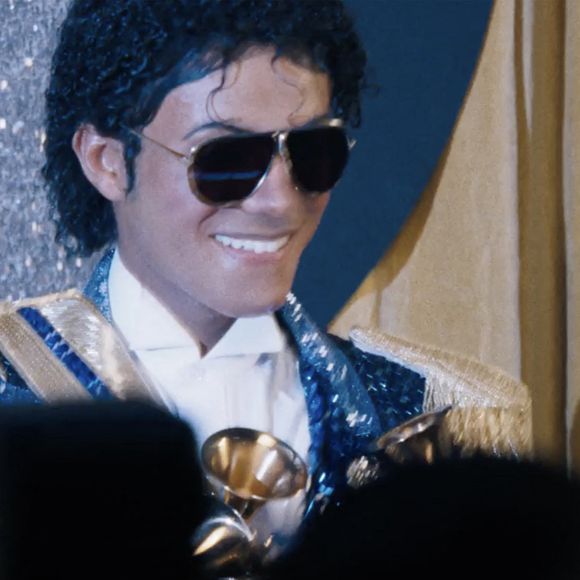 L'image DOIT être créditée : Lionsgate

Une nouvelle bande-annonce du biopic sur Michael Jackson montre la star en train d'interagir avec son chimpanzé de compagnie, Bubbles.

On voit le roi de la pop dans son manoir de Neverland en train de lire un livre d'images et le bébé Bubbles, créé en images de synthèse et portant une couche, s'approche pour regarder les images avec Jacko.

Jackson est représenté par son neveu, Jaafar Jackson, le fils du frère aîné du défunt, Jermaine.

Bubbles a été acquise par Jackson en 1983 et dormait dans un berceau dans la chambre de Jackson.

Il a été déplacé de la maison de Jackson vers 2003, en raison de sa taille et de son agressivité croissantes.

Il est toujours en vie et vit dans le sanctuaire du Center for Great Apes en Floride, financé par la succession de Jackson.

La nouvelle bande-annonce montre également le jeune Michael et ses frères préparés à la célébrité par leur père et manager Joe Jackson, interprété par Colman Domingo.

D'autres scènes montrent Michael Jackson recevant une brassée de Grammy Awards, dansant la lune sur scène devant des fans en délire et travaillant en studio avec le producteur Quincy Jones, interprété par Kendrick Sampson.

Le film, intitulé simplement Michael, a été officiellement approuvé par les ayants droit de l'artiste.

Photo fournie par JLPPA
