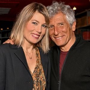 Exclusif - Mélanie Page et son mari Nagui - Générale de la pièce "Ubu Roi" d'Alfred Jarry, mise en scène par Daniel Benoin, le directeur du théâtre Anthéa à Antibes, le 3 mars 2026, avec André Marcon, qui joue le Père Ubu et Mélanie Page, dans le rôle de la Mère Ubu. Mélanie Page, qui est la femme de Nagui depuis 2010 et la mère de leurs 3 enfants, Roxanne, Annabel et Adrien, partage la scène avec Clément Althaus, Gaële Boghossian, Paul Chariéras, Paulo Correia, Benjamin Migneco, Julien Nacache, Pascal Paolini et André Marcon qui joue son mari dans cette pièce créée en 1896. Cette nouvelle production théâtre Anthéa sera présentée au public jusqu'au 21 mars avant de partir en tournée. Un texte lié par Daniel Benoin à l'actualité politique mondiale où sur un coup d'Etat pour prendre le pouvoir en Pologne, on y retrouve dans le Père Ubu des traits de caractère de Donald Trump, même la casquette rouge fait partie du costume de ce personnage lâche, avare et violent qui décide de prendre le pouvoir sans le moindre partage. Et il l'exerce avec la délicatesse d'un char d'assaut : tyrannique, spoliateur, assassin de la noblesse, des magistrats et des financiers. © Bruno Bebert/Bestimage