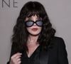 Située sur la rive gauche, dans le VIIe arrondissement de Paris, la maison possède un "jardin d’éden pavé où la verdure est reine", aménagé à l’aide de mobilier en fer forgé.

Exclusif - Isabelle Adjani lors de la soirée anniversaire des 25 ans de la Terrasse de Albane pendant le 79ème Festival International du Film de Cannes, France, le 15 mai 2026. © Denis Guignebourg/Bestimage