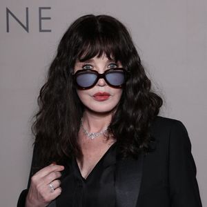 Située sur la rive gauche, dans le VIIe arrondissement de Paris, la maison possède un "jardin d’éden pavé où la verdure est reine", aménagé à l’aide de mobilier en fer forgé.

Exclusif - Isabelle Adjani lors de la soirée anniversaire des 25 ans de la Terrasse de Albane pendant le 79ème Festival International du Film de Cannes, France, le 15 mai 2026. © Denis Guignebourg/Bestimage