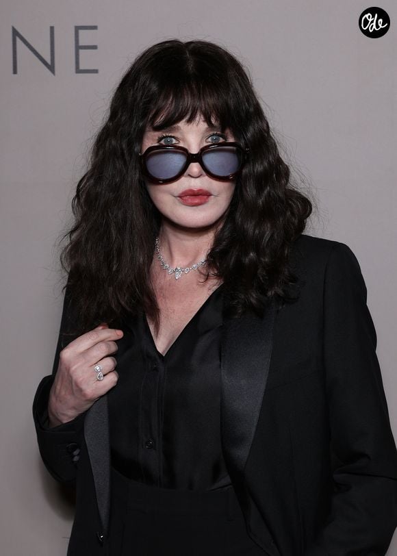 Située sur la rive gauche, dans le VIIe arrondissement de Paris, la maison possède un "jardin d’éden pavé où la verdure est reine", aménagé à l’aide de mobilier en fer forgé.

Exclusif - Isabelle Adjani lors de la soirée anniversaire des 25 ans de la Terrasse de Albane pendant le 79ème Festival International du Film de Cannes, France, le 15 mai 2026. © Denis Guignebourg/Bestimage