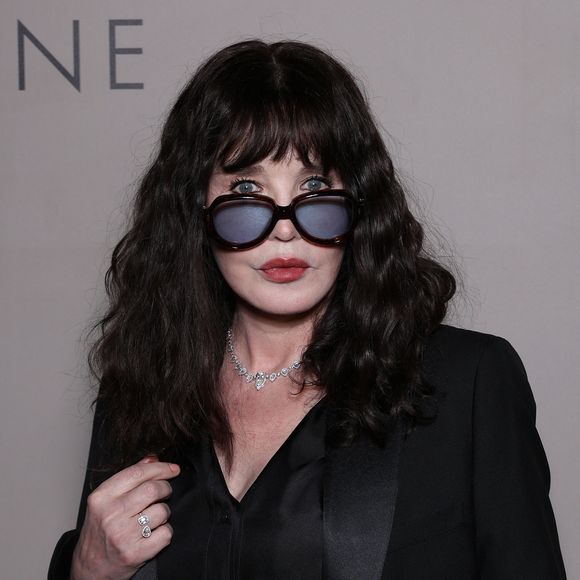 Située sur la rive gauche, dans le VIIe arrondissement de Paris, la maison possède un "jardin d’éden pavé où la verdure est reine", aménagé à l’aide de mobilier en fer forgé.

Exclusif - Isabelle Adjani lors de la soirée anniversaire des 25 ans de la Terrasse de Albane pendant le 79ème Festival International du Film de Cannes, France, le 15 mai 2026. © Denis Guignebourg/Bestimage