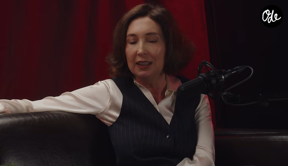 Elle distingue quatre moments possibles après une séparation : le déni, la colère, la négociation et la tristesse.

Capture d'écran Youtube