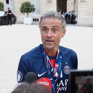 “Il nous montre qu’on va y arriver, qu’on peut et qu’on doit tenir et qu’on va réussir à avoir des projets”, précise la mère d’Elias sur Luis Enrique

Luis Enrique (entraineur manager du PSG) - Réception de l'équipe du Paris Saint-Germain (PSG) à l'occasion de leur titre de vainqueur de la Ligue des Champions 2024-2025 au palais de l'Elysée à Paris, France, le 01 juin 2025. © Christophe Clovis / Bestimage
