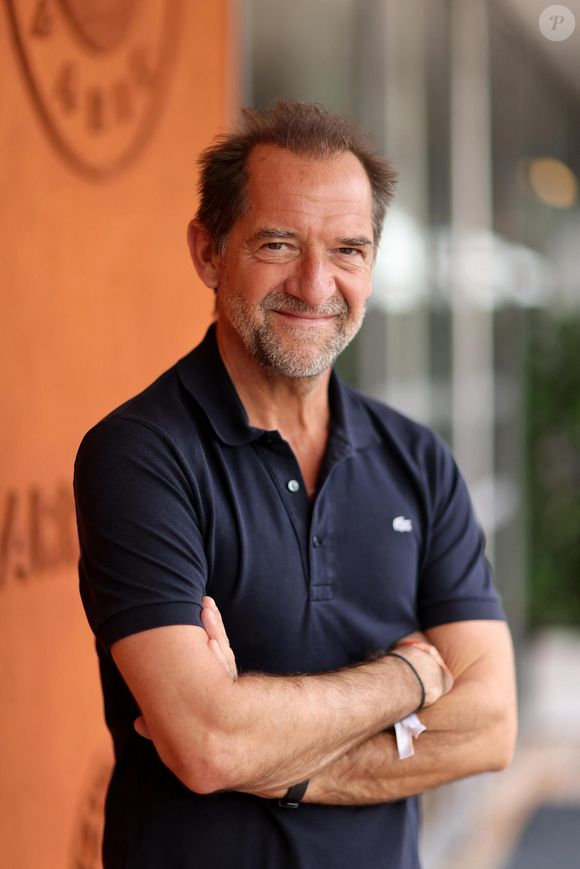 "Une seconde avant, elle était là, une seconde après, elle n'était plus là, a expliqué l'acteur. On passe de vie à trépas, d'une manière assez douce, parfois (…) Elle était, objectivement, magnifique."

Stéphane De Groodt - Célébrités au village des Internationaux de France de tennis de Roland Garros 2024 à Paris le 6 juin 2024. © Jacovides / Moreau / Bestimage