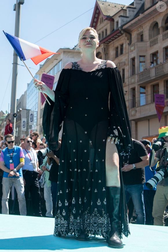 Bâle, SUISSE : Louane Emera de France arrive au 69ème Concours Eurovision de la Chanson qui s'est tenu au Rathaus à Bâle, Suisse. (Crédit : © Baden Roth/ZUMA Press Wire)