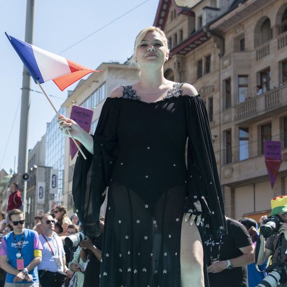 Bâle, SUISSE : Louane Emera de France arrive au 69ème Concours Eurovision de la Chanson qui s'est tenu au Rathaus à Bâle, Suisse. (Crédit : © Baden Roth/ZUMA Press Wire)