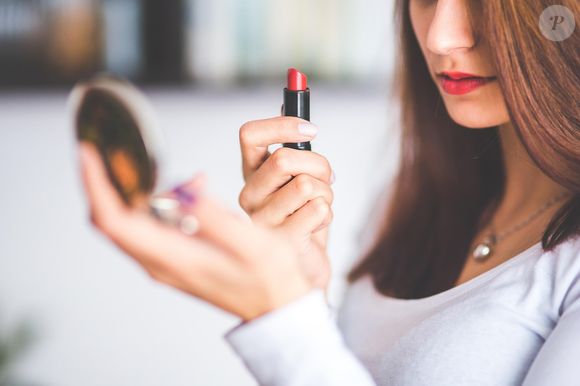 Les brumes SPF de La Roche-Posay, Vichy et Avène sont les plus utilisées. Elles s’appliquent directement sur le visage maquillé.

Image par kaboompics de Pixabay