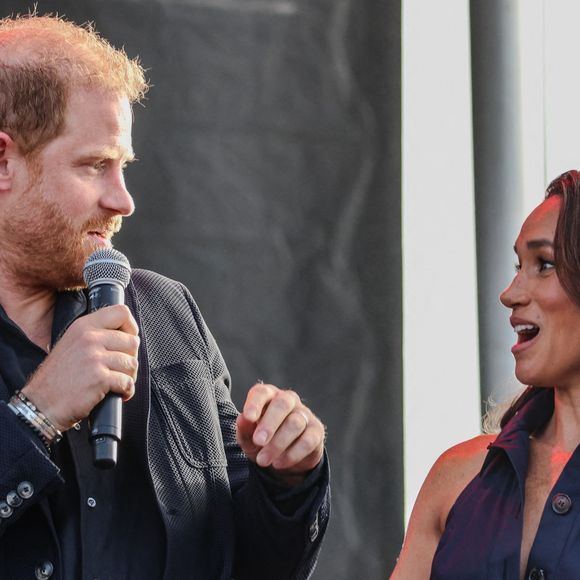 Le prince Harry et Meghan Markle, duc et duchesse de Sussex, sont montés sur scène lors du concert One805 Live. © Amy Katz/ZUMA Press Wire / Bestimage