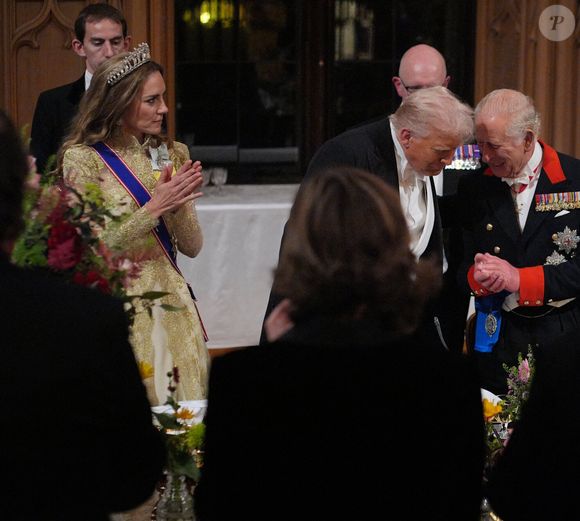 De plus, la mère de famille - en plus du grand croix de l'ordre royal victorien - portait l'emblématique tiare Lover's Knot sertie de perles et de diamants qu'elle affectionne tout particulièrement et qui appartenait autrefois à la princesse Diana. 

La princesse de Galles, le président américain Donald Trump et le roi Charles III lors du banquet d'État organisé pour le président américain et la première dame Melania Trump au château de Windsor, dans le Berkshire, au premier jour de leur deuxième visite d'État au Royaume-Uni. Mercredi 17 septembre 2025. Photo by Yui Mok/PA Wire/ABACAPRESS.COM