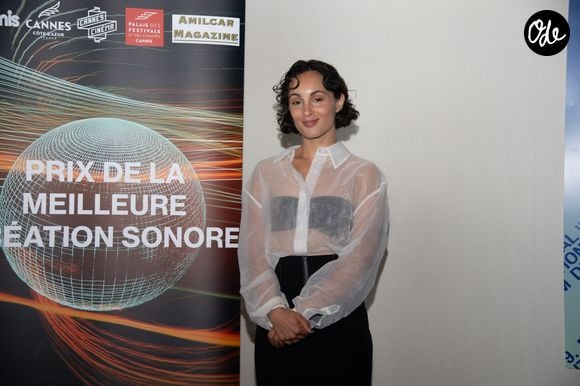 Aujourd'hui, elle y trouve l'ancrage et la sérénité dont elle a besoin entre deux tournées.

Barbara Pravi - A.Bikram Shah avec le film "Les Eléphants dans la brume" (Elephants in the fog) gagne le Prix de la Meilleure Création Sonore, le 22 mai 2026. 
© Lionel Urman / Bestimage
