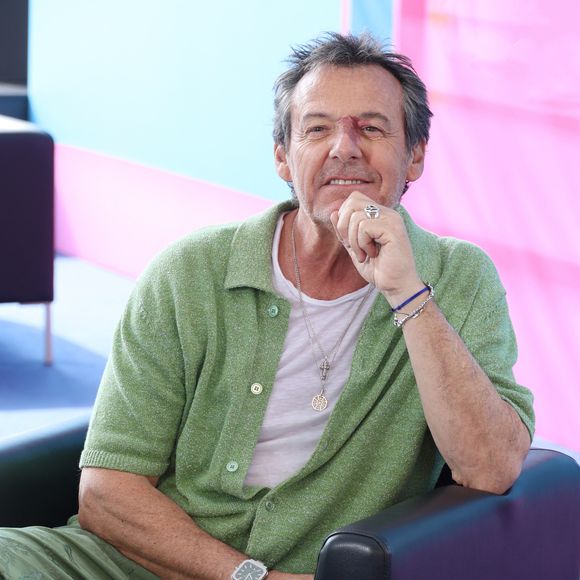 Pour preuve, il a plusieurs habitudes qui lui portent chance et qu'il fait obligatoirement lors de ses passages à la télévision.

Jean-Luc Reichmann - Photocall de "Demain nous appartient" (DNA) lors du 64ème Festival de Télévision de Monte Carlo au Grimaldi Forum de Monaco le 14 juin 2025.
© Denis Guignebourg / Bestimage