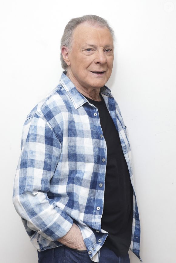 Et seront ainsi réservées à la famille et aux amis proches.

Exclusif - Herbert Léonard pose en marge de sa venue à "TPMP People", enregistrée le 17/03/2023, présentée par M. Delormeau. © Jack Tribeca / Bestimage
