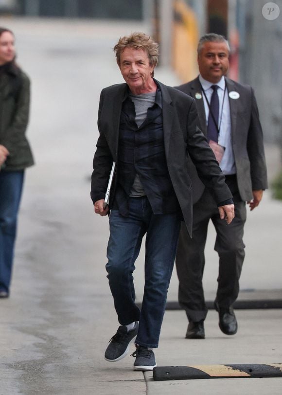 La famille du comédien demande le respect de sa vie privée en cette période difficile.

Martin Short est photographié le 26 janvier 2026 à son arrivée au Jimmy Kimmel Live à Los Angeles. L'acteur et comédien de 75 ans portait une chemise à boutons en flanelle sous un manteau court gris associé à un jean en denim.

The ImageDirect / Bestimage