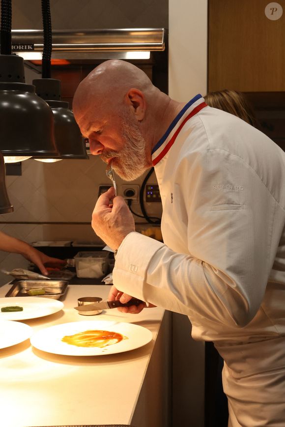 Exclusif - Philippe Etchebest dans les cuisines de son restaurant "Maison Nouvelle" à Bordeaux, le 11 avril 2025. 

Photo : Jean-Marc Lhomer / Bestimage