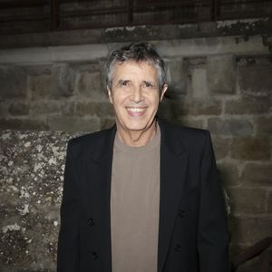 Le chanteur de 78 ans a été choisi pour interpréter un titre fort de son répertoire, symbole du combat contre la peine de mort.

Julien Clerc dans la Cité Médiévale de Carcassonne, France, le 24 juin 2025. 

© Jack Tribeca/Bestimage