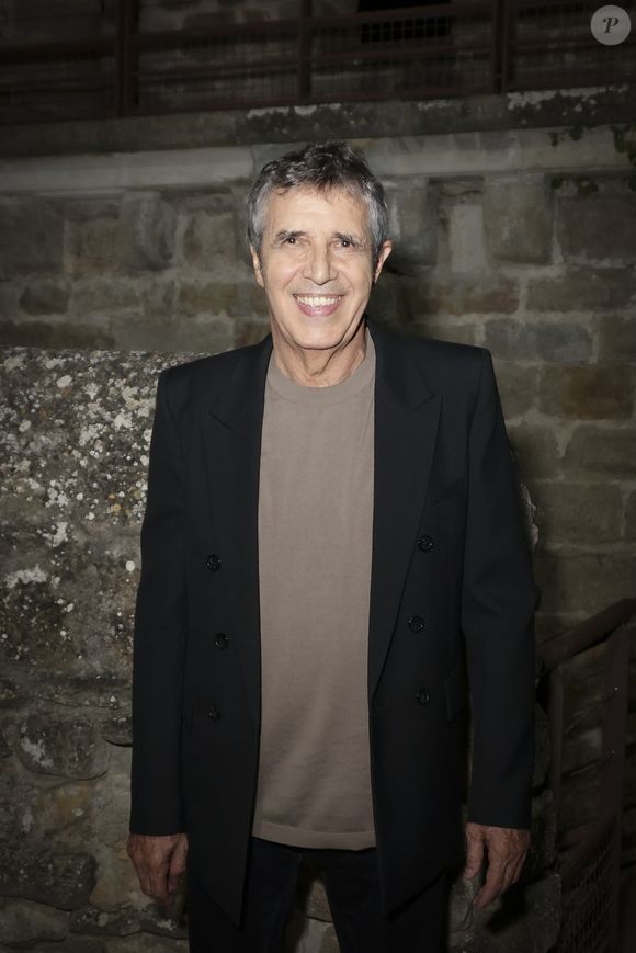 Le chanteur de 78 ans a été choisi pour interpréter un titre fort de son répertoire, symbole du combat contre la peine de mort.

Julien Clerc dans la Cité Médiévale de Carcassonne, France, le 24 juin 2025. 

© Jack Tribeca/Bestimage