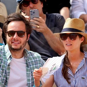 Le chanteur Vianney et sa femme Catherine Robert en tribunes lors des Internationaux de France de tennis de Roland Garros 2023, à Paris, France, le 9 juin 2023. © Jacovides-Moreau/Bestimage
