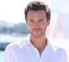Depuis 2013, le célèbre comédien prête ses traits à Stanislas Du Chesney, professeur de salle de l'Institut Auguste Armand, de l'iconique école de cuisine.
Hubert Roulleau au photocall de la série "Ici tout commence" lors du festival Canneseries saison 8 à Cannes le 26 avril 2025. © Denis Guignebourg / Bestimage