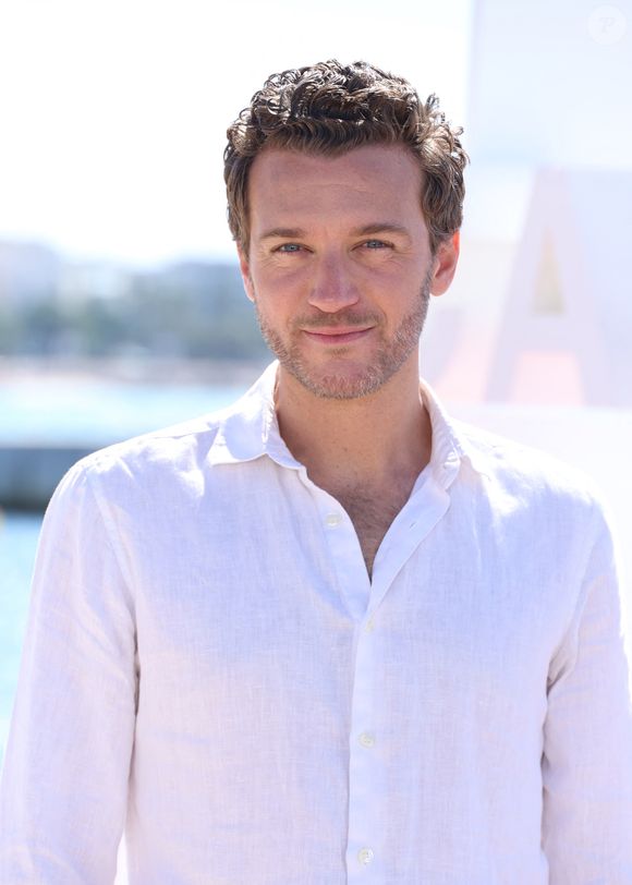 Depuis 2013, le célèbre comédien prête ses traits à Stanislas Du Chesney, professeur de salle de l'Institut Auguste Armand, de l'iconique école de cuisine.

Hubert Roulleau au photocall de la série "Ici tout commence" lors du festival Canneseries saison 8 à Cannes le 26 avril 2025. © Denis Guignebourg / Bestimage