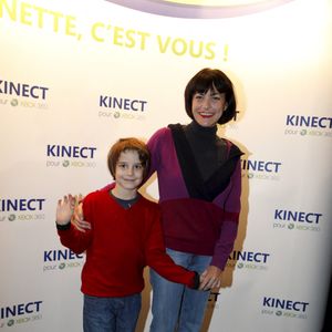 Archives - Lio et son fils Diego lors de la soirée de lancement du périphérique "KINECT POUR XBOX 360" au VIP,  le 9 novembre 2010.

Photo : Christophe Aubert / Bestimage
