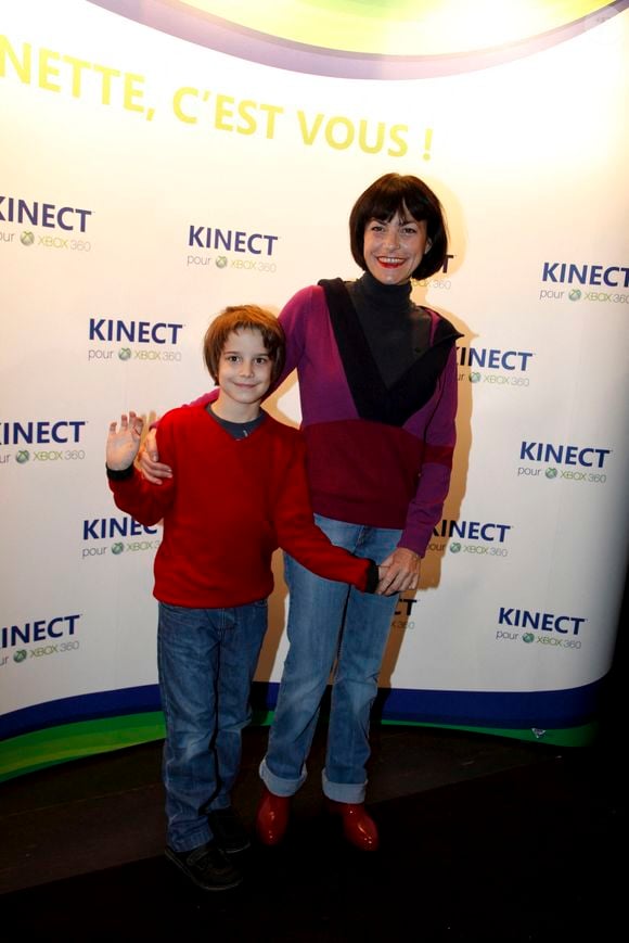 Archives - Lio et son fils Diego lors de la soirée de lancement du périphérique "KINECT POUR XBOX 360" au VIP, le 9 novembre 2010.
Photo : Christophe Aubert / Bestimage