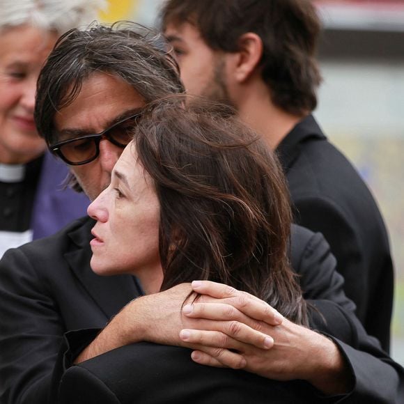 Yvan Attal et Charlotte Gainsbourg - Sorties des obsèques de Jane Birkin en l'église Saint-Roch à Paris. Le 24 juillet 2023 © Jonathan Rebboah / Panoramic / Bestimage