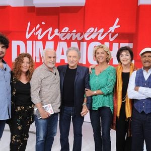 Exclusif - Olivier de Benoist, Francis Perrin, sa femme Gersende et leur fils Louis, Michel Drucker, Corinne Touzet, Anny Duperey, Pascal Legitimus et Emmanuel Chaunu - Enregistrement de l'émission "Vivement Dimanche", présentée par M.Drucker et diffusée le 15 septembre sur France 3. Le 10 septembre 2024
© Guillaume Gaffiot / Bestimage
