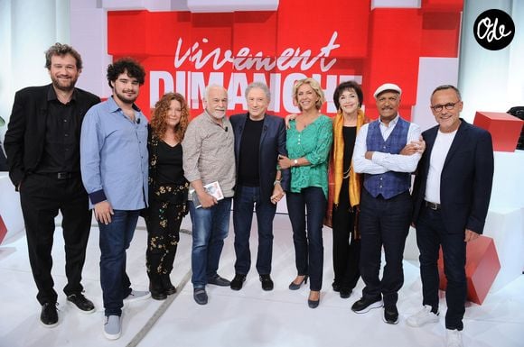 Exclusif - Olivier de Benoist, Francis Perrin, sa femme Gersende et leur fils Louis, Michel Drucker, Corinne Touzet, Anny Duperey, Pascal Legitimus et Emmanuel Chaunu - Enregistrement de l'émission "Vivement Dimanche", présentée par M.Drucker et diffusée le 15 septembre sur France 3. Le 10 septembre 2024
© Guillaume Gaffiot / Bestimage
