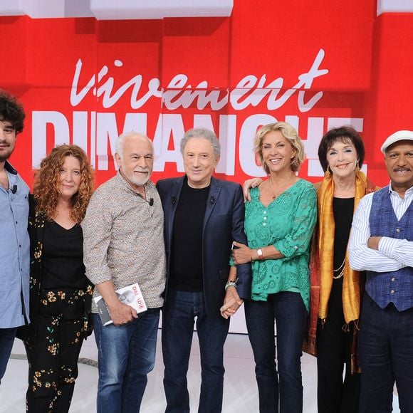 Exclusif - Olivier de Benoist, Francis Perrin, sa femme Gersende et leur fils Louis, Michel Drucker, Corinne Touzet, Anny Duperey, Pascal Legitimus et Emmanuel Chaunu - Enregistrement de l'émission "Vivement Dimanche", présentée par M.Drucker et diffusée le 15 septembre sur France 3. Le 10 septembre 2024
© Guillaume Gaffiot / Bestimage