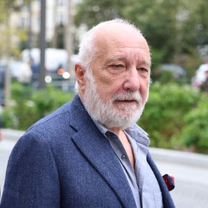 Interrogé sur les histoires qu'il leur lit, il a répondu avec humour : "Et puis quoi encore ?" puis "Pourquoi faire ?"

François Berléand à proximité des studios de RTL à Neuilly-sur-Seine, le 15 octobre 2025.

© Agence / Bestimage