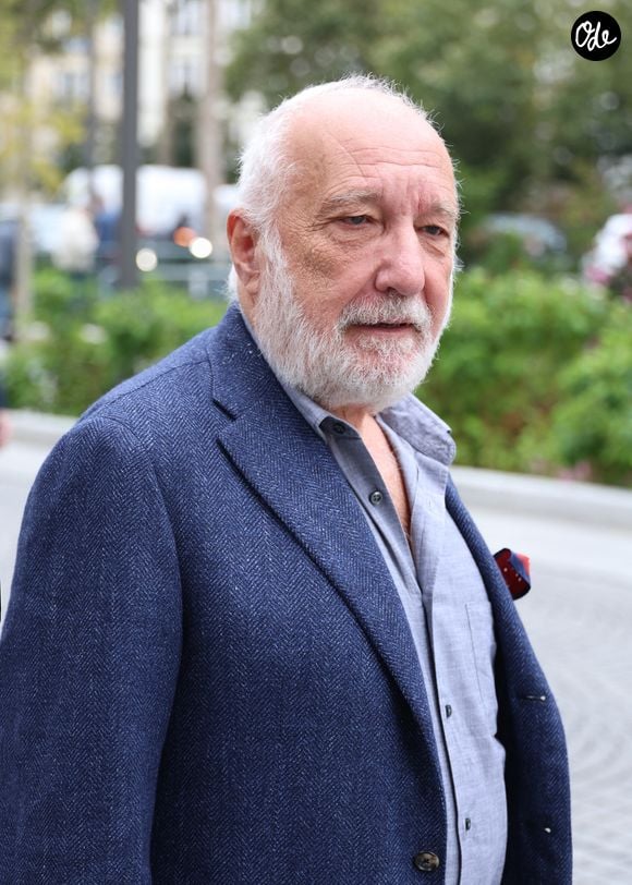 Interrogé sur les histoires qu'il leur lit, il a répondu avec humour : "Et puis quoi encore ?" puis "Pourquoi faire ?"

François Berléand à proximité des studios de RTL à Neuilly-sur-Seine, le 15 octobre 2025.

© Agence / Bestimage