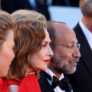Isabelle Huppert - Montée des marches du film " Histoires parallèles " lors du 79ème Festival International du Film de Cannes, le 14 mai 2026. © Jacovides-Moreau / Bestimage