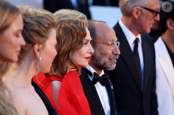 Isabelle Huppert - Montée des marches du film " Histoires parallèles " lors du 79ème Festival International du Film de Cannes, le 14 mai 2026. © Jacovides-Moreau / Bestimage