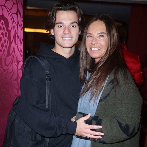 Nathalie Marquay et son fils Tom Pernaut assistent au 150ème One Man Show Tombes Du Ciel de Jeanfi Janssens à la Comédie des Champs-Elysées à Paris, France, le 13 février 2025. Photo par Jerome Dominé/ABACAPRESS.COM