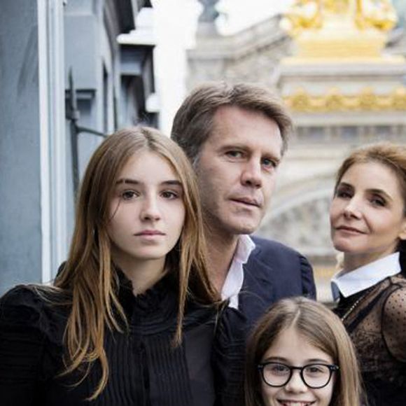 Carte de voeux de la famille princière de Savoie pour l'année 2020 le 1er janvier 2020.
La princesse Vittora, princesse de Carignano et marquise d’Ivrée et sa sœur, la princesse Luisa, princesse de Quiers et comtesse de Salemi, devant leurs parents, le prince Emmanuel-Philibert, prince de Venise et son épouse, la princesse Clotilde

© Real Casa di Savoia via Bestimage
