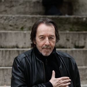 Jean-Hugues Anglade - Personnalités à la cérémonie en hommage à Tchéky Karyo en l'église Saint Roch à Paris le 13 novembre 2025.