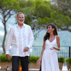 Le roi Felipe VI d’Espagne a écourté ses vacances en Grèce à cause d’une vague d’incendies particulièrement grave dans le pays.

Le roi Felipe VI et la reine Letizia d’Espagne, avec leurs filles la princesse Leonor et l'infante Sofia d'Espagne et la reine Sofia lors de la réception d'été annuelle au palais de Marivent à Majorque.LALO YASKY / BESTIMAGE