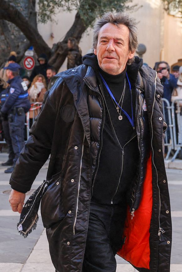 Jean-Luc Reichmann - Arrivées aux obsèques de Brigitte Bardot en l'église Paroissiale Notre-Dame-de-l'Assomption de Saint-Tropez, France, le 7 janvier 2026. Brigitte Bardot, figure emblématique du cinéma français et icône internationale, est décédée le 28 décembre 2025 à l'âge de 91 ans dans sa mythique propriété de La Madrague, à Saint-Tropez (France). Révélée au monde entier par son rôle dans "Et Dieu... créa la femme", elle avait contribué à faire de Saint-Tropez un lieu mondialement connu. L'actrice sera inhumée le 7 janvier 2026 au cimetière marin de Saint-Tropez, aux côtés de son père Louis Bardot (1896-1975) et de sa mère Anne-Marie Mucel (1912-1978). Une cérémonie religieuse se tiendra auparavant dans l'église de Saint-Tropez, où proches, personnalités et anonymes pourront lui rendre un dernier hommage. © Jacovides-Moreau/Bestimage