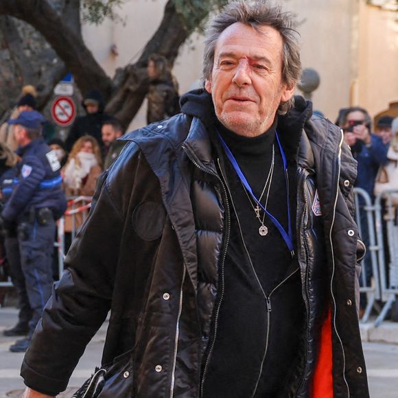 Jean-Luc Reichmann - Arrivées aux obsèques de Brigitte Bardot en l'église Paroissiale Notre-Dame-de-l'Assomption de Saint-Tropez, France, le 7 janvier 2026. Brigitte Bardot, figure emblématique du cinéma français et icône internationale, est décédée le 28 décembre 2025 à l'âge de 91 ans dans sa mythique propriété de La Madrague, à Saint-Tropez (France). Révélée au monde entier par son rôle dans "Et Dieu... créa la femme", elle avait contribué à faire de Saint-Tropez un lieu mondialement connu. L'actrice sera inhumée le 7 janvier 2026 au cimetière marin de Saint-Tropez, aux côtés de son père Louis Bardot (1896-1975) et de sa mère Anne-Marie Mucel (1912-1978). Une cérémonie religieuse se tiendra auparavant dans l'église de Saint-Tropez, où proches, personnalités et anonymes pourront lui rendre un dernier hommage. © Jacovides-Moreau/Bestimage