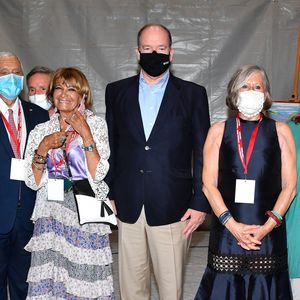 L'une des têtes d'affiche de l'événement a annulé sa venue. 
Le prince Albert II de Monaco, Yvette Gazza Cellario et les membres de l'organisation du salon lors de la 10ème édition du Salon du Livre de Monaco sous les voutes du Tunnel Riva au port Hercule de Monaco, le 19 juin 2021. © Lionel Urman/Panoramic/Bestimage