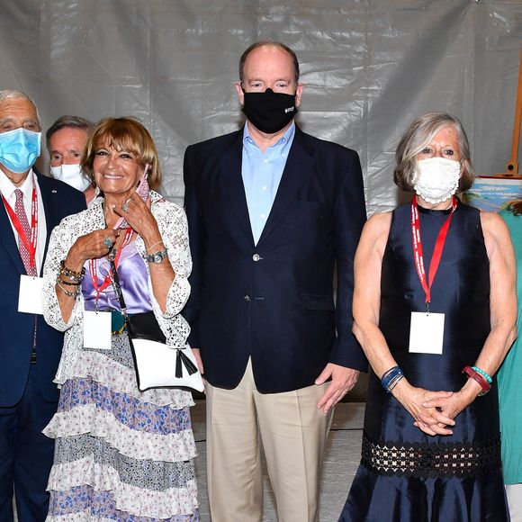 L'une des têtes d'affiche de l'événement a annulé sa venue. 
Le prince Albert II de Monaco, Yvette Gazza Cellario et les membres de l'organisation du salon lors de la 10ème édition du Salon du Livre de Monaco sous les voutes du Tunnel Riva au port Hercule de Monaco, le 19 juin 2021. © Lionel Urman/Panoramic/Bestimage