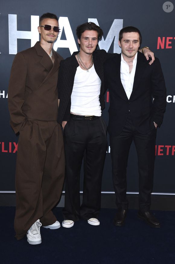 Romeo Beckham, Cruz Beckham et Brooklyn Peltz Beckham lors de la première de la série de films Netflix 'Beckham' au Curzon Mayfair. Londres, 03.10.2023. Action Press / Bestimage