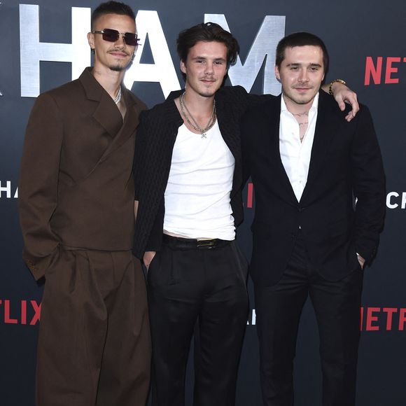 Romeo Beckham, Cruz Beckham et Brooklyn Peltz Beckham lors de la première de la série de films Netflix 'Beckham' au Curzon Mayfair. Londres, 03.10.2023. Action Press / Bestimage